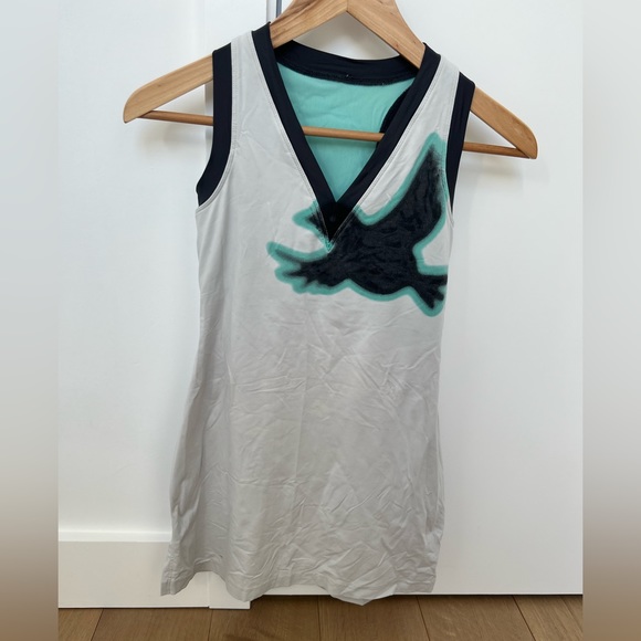 Lululemon tank size 4. Super cute. Longer cut. - Picture 1 of 4